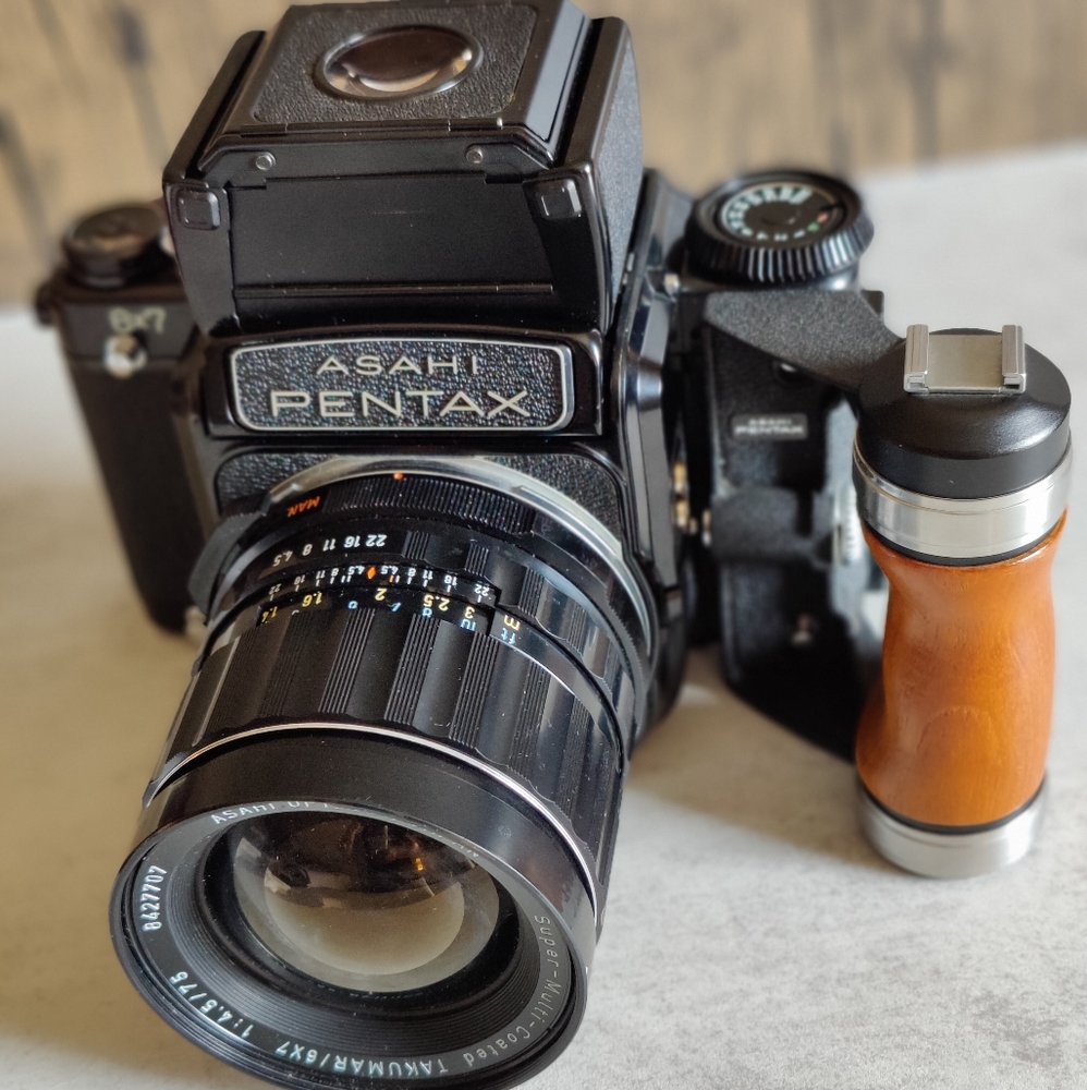 PENTAX 6X7 MEDIUM FORMAT CAMERA 120 FILM 2 LENSES, 2 VIEWFINDERS, AND MORE. MINT